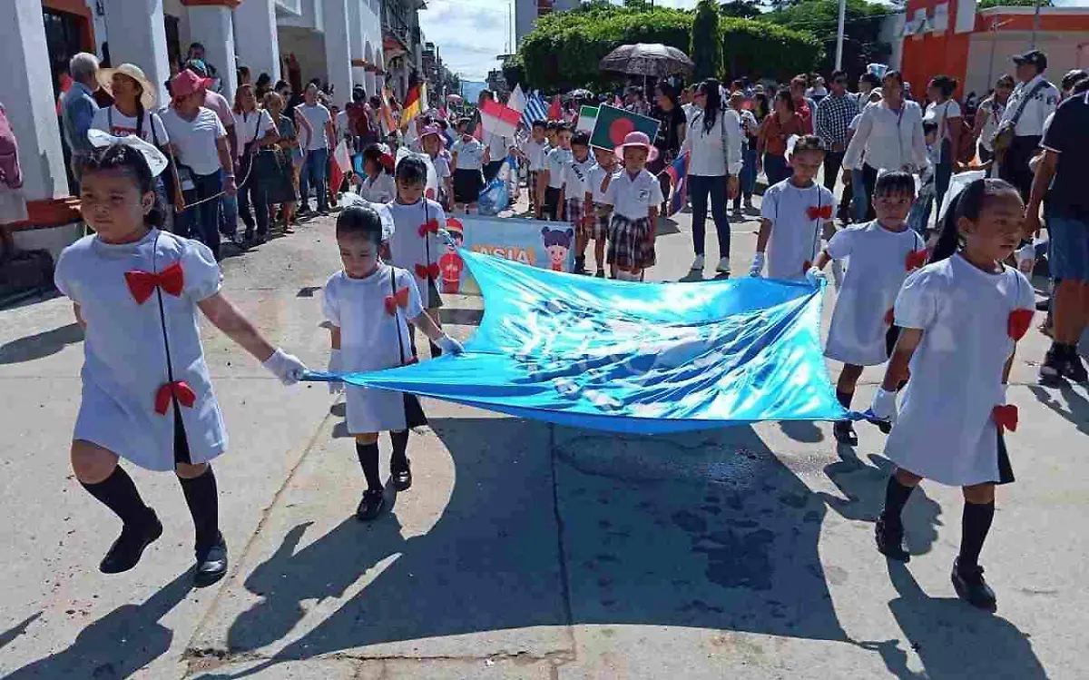 niños desfilando